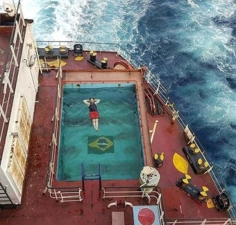 0157.pool at sea