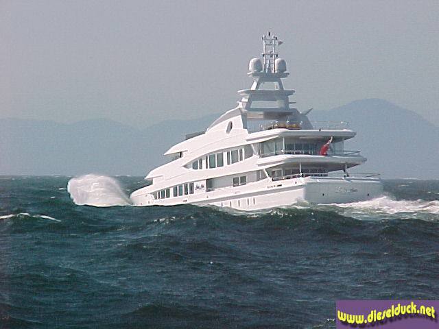 0064-yacht in tofino seas.5.jpg