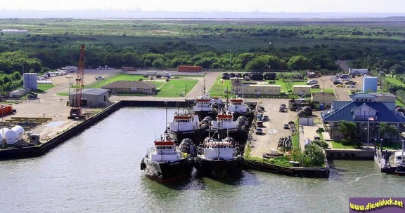 0373-2006.08-galveston harbour life.26