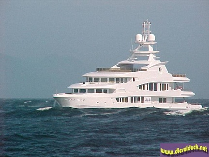 0061-yacht in tofino seas.2
