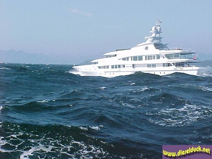 0063-yacht in tofino seas.4