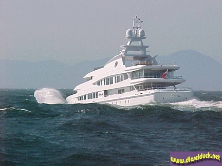 0064-yacht in tofino seas.5