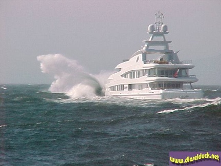 0065-yacht in tofino seas.7