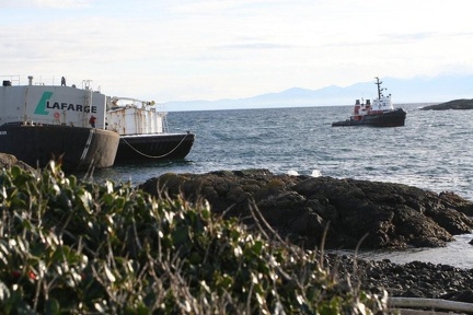 0115-0128-Lafarge Barge aground in Oak Bay.05