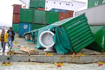 0070-container-in-storm.01