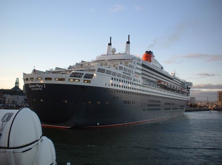 0444-mv queen mary - in quebec city.1