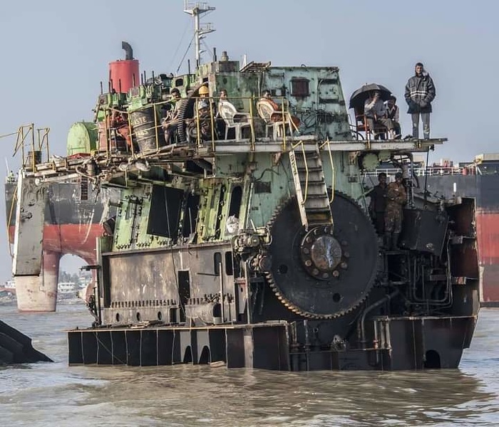 0285.Big engine for boat.jpg